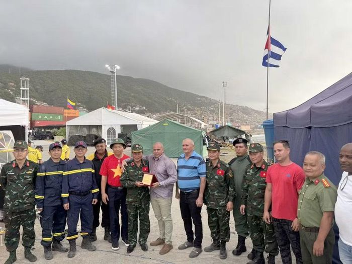 Đoàn cứu hộ Việt Nam gặp gỡ với đội cứu hộ cứu nạn của Cuba. (Ảnh: Hoàng Vũ/Vietnam+)
