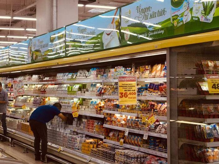 Thị trường thực phẩm cũng không nằm ngoài vòng xoáy tăng giá khi tính bình quân sáu tháng, nhóm hàng ăn và dịch vụ ăn uống đã tăng 4,79%. (Ảnh: Vietnam+)