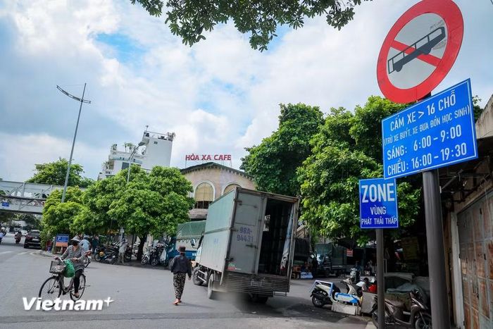 Khu vực 2 bao gồm phố cổ và vùng phụ cận hồ Hoàn Kiếm, được giới hạn bởi các tuyến Tràng Thi, Thợ Nhuộm, Hàng Bông, Phùng Hưng, Phan Đình Phùng, Hàng Đậu, Trần Nhật Duật, Trần Quang Khải, Tràng Tiền và Hàng Khay. (Ảnh: Hoài Nam/Vietnam+)