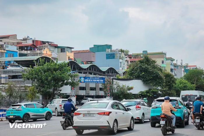 Người dân có thể gửi phương tiện cá nhân bên ngoài khu vực hạn chế rồi tiếp tục di chuyển bằng xe buýt hoặc các phương tiện giao thông xanh. (Ảnh: Hoài Nam/Vietnam+)