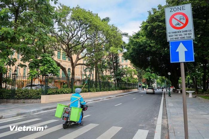 Trong đó, khu vực 1 bao gồm toàn bộ không gian phố đi bộ hồ Hoàn Kiếm, khu phố cổ và chợ đêm Hoàn Kiếm, giới hạn bởi các tuyến Tràng Tiền, Hàng Khay, Lê Thái Tổ, Hàng Đào, Hàng Ngang, Hàng Buồm, Mã Mây, Hàng Bạc, Hàng Mắm, Nguyễn Hữu Huân, Lý Thái Tổ và Ngô Quyền. (Ảnh: Hoài Nam/Vietnam+)