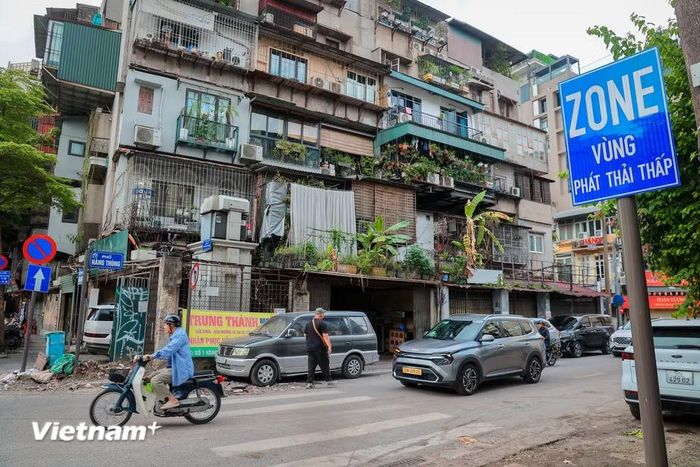 Trong giai đoạn đầu, các biện pháp chủ yếu mang tính điều tiết giao thông và định hướng chuyển đổi. Khu vực 1 cấm toàn bộ phương tiện từ 19 giờ đến 24 giờ vào các tối thứ Sáu, thứ Bảy và Chủ nhật; xe khách trên 16 chỗ, xe tải và một số nhóm phương tiện khác phải tuân thủ quy định về khung giờ lưu thông. (Ảnh: Hoài Nam/Vietnam+)