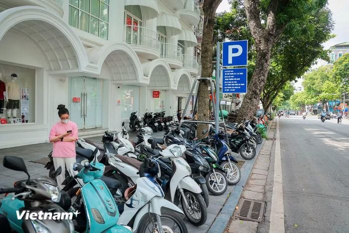 Để đáp ứng nhu cầu gửi xe của người dân, Sở Xây dựng phối hợp Ủy ban Nhân dân các phường bố trí 220 bãi, điểm trông giữ xe tại khu vực thí điểm thuộc các phường Hoàn Kiếm, Cửa Nam và Ba Đình. (Ảnh: Hoài Nam/Vietnam+)