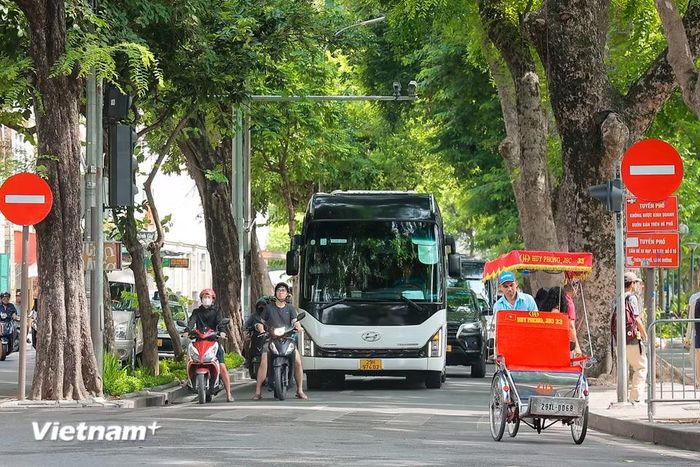 Ôtô chở khách trên 16 chỗ (trừ xe buýt và xe đưa đón học sinh) bị cấm lưu thông từ 6h đến 9h và từ 16h đến 19h30 hằng ngày. Các phương tiện này cũng không được dừng, đỗ trên các tuyến đường bao quanh khu vực trong cùng khung giờ nhằm giảm áp lực giao thông. (Ảnh: Hoài Nam/Vietnam+)