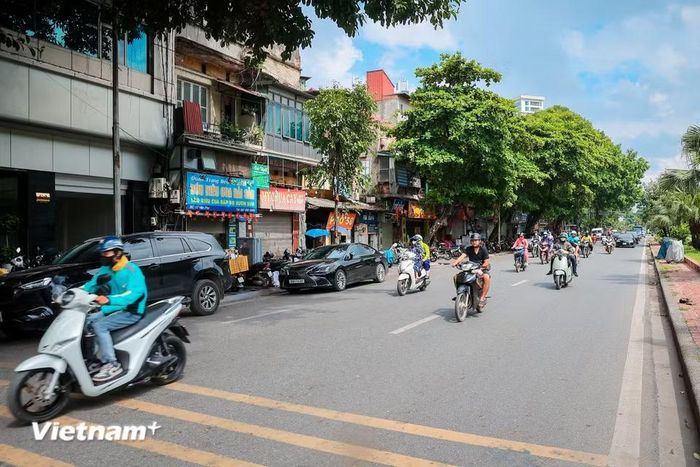 Ngoài ra, Sở Xây dựng đang khảo sát, dự kiến bố trí thêm 10 bãi đỗ xe trung chuyển (Park and Ride) tại các cửa ngõ Vành đai 1, gồm khu vực đối diện 92 Yên Phụ, hè phố Trần Khát Chân, điểm trung chuyển Cầu Giấy, Trần Khánh Dư, Trần Quang Khải, nhà máy nước Yên Phụ, Công viên Thủ Lệ, đường Bưởi, trường Đội Lê Duẩn - Cầu Giấy và Trần Khát Chân. (Ảnh: Hoài Nam/Vietnam+)