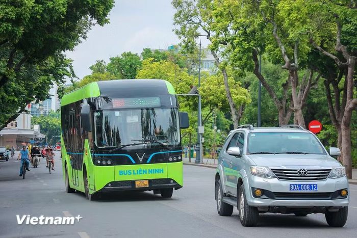 Song song với việc hạn chế phương tiện, Hà Nội tăng cường các giải pháp khuyến khích người dân sử dụng giao thông công cộng. Từ ngày 1/7/2026 đến hết 30/6/2027, hành khách được miễn toàn bộ tiền vé trên các tuyến xe buýt trợ giá khi di chuyển trong phạm vi Vành đai 1 (không áp dụng với xe buýt kinh doanh và xe buýt du lịch). (Ảnh: Hoài Nam/Vietnam+)