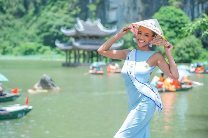 Nón lá, một trong những "chỉ dấu văn hóa" đậm bản sắc Việt Nam được du khách quốc tế ưa thích.(Ảnh: CTV/Vietnam+)