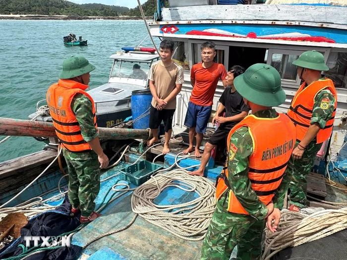Đồn Biên phòng Thanh Lân (Ban Chỉ huy Bộ đội Biên phòng Quảng Ninh) kêu gọi ngư dân đưa tàu thuyền vào nơi tránh trú an toàn. (Ảnh: TTXVN phát)