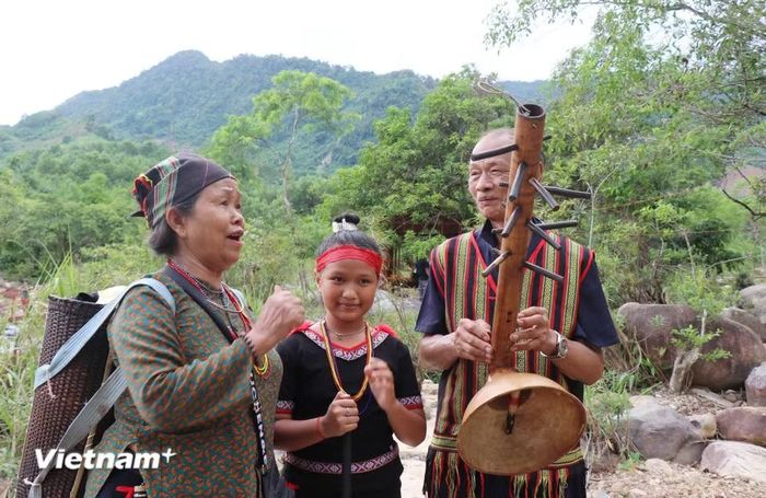 Nghệ nhân người Ca Dong biểu diễn nhạc cụ truyền thống ở bên Hồ Rà Hách-Suối Ruông. (Ảnh: Phạm Cường/Vietnam+)