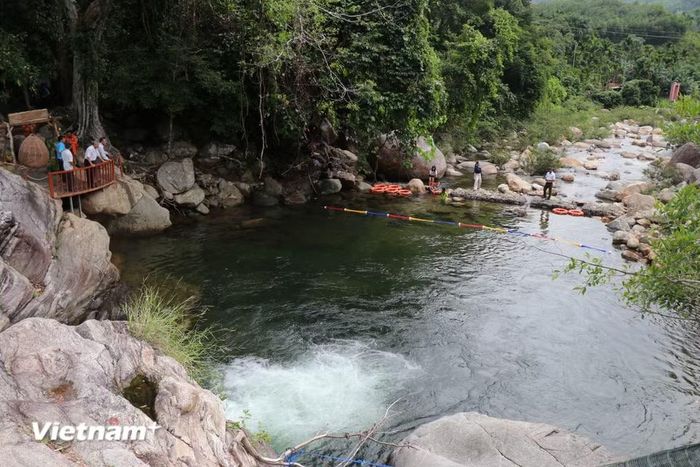 Hồ Rà Hách trong xanh mát lạnh giữa ngày hè. (Ảnh: Phạm Cường/Vietnam+)