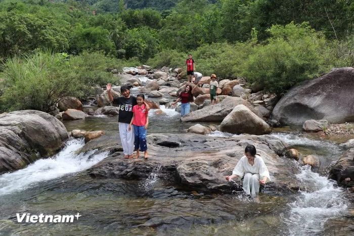 Nơi đây không chỉ là điểm tham quan, trải nghiệm mà còn là không gian để mỗi người cùng chung tay gìn giữ thiên nhiên, bảo tồn bản sắc văn hóa dân tộc. (Ảnh: Phạm Cường/Vietnam+)