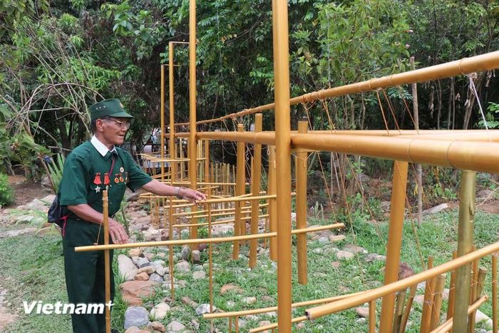 Đàn nước một nhạc cụ truyền thống của đồng bào Ca Dong được phục dựng tại điểm du lịch. (Ảnh: Phạm Cường/Vietnam+)