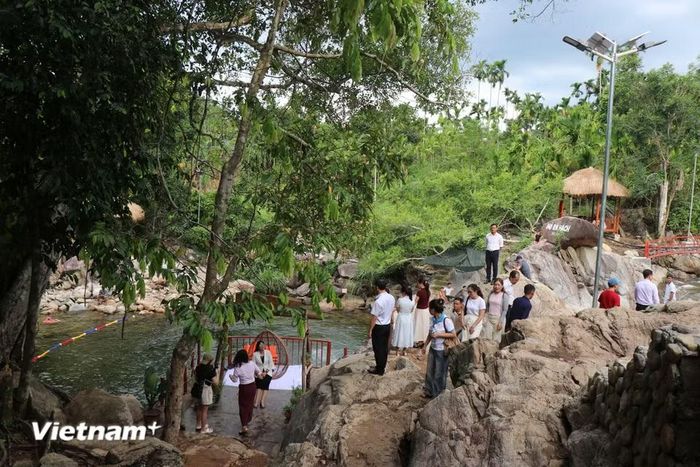 Từng là vùng đất thiên tai, Hồ Rà Hách ngày nay trở thành biểu tượng của tinh thần đoàn kết, ý chí vượt khó và khát vọng xây dựng quê hương của Đảng bộ, chính quyền và Nhân dân Sơn Tây Hạ. (Ảnh: Phạm Cường/Vietnam+)