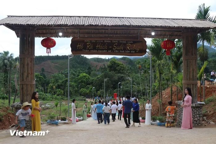 Du khách thăm quan Hồ Rà Hách-Suối Ruông. (Ảnh: Phạm Cường/Vietnam+)