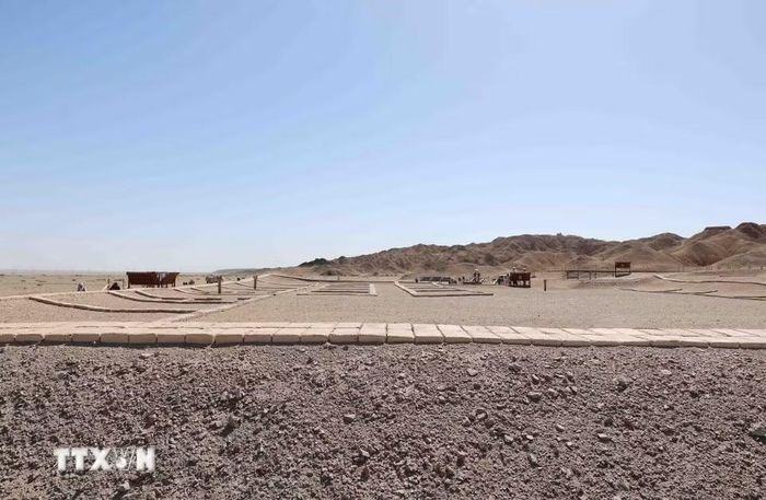 Khu di tích có diện tích khoảng 22.500m2 nằm giữa khung cảnh hoang mạc rộng lớn. (Ảnh: Công Tuyên/TTXVN)