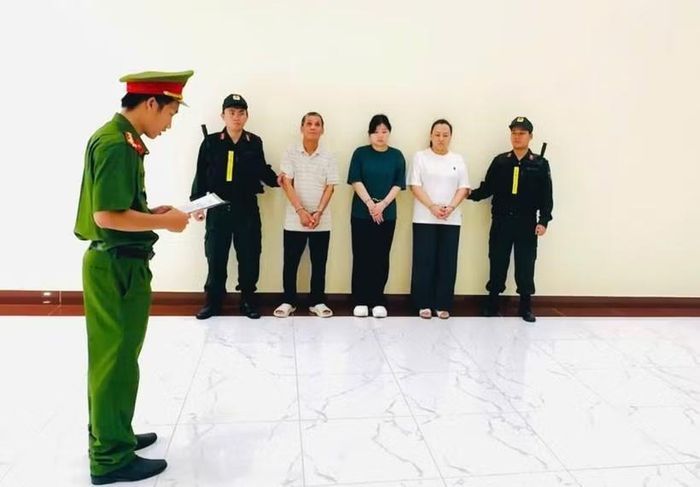 Cơ quan Cảnh sát điều tra Công an TP. Hồ Chí Minh ra quyết định khởi tố bị can và thi hành lệnh bắt tạm giam đối với Đặng Ngọc Minh, Lý Ngọc Thu và Lý Ngọc Tuyết về tội “Vi phạm quy định về đấu thầu gây hậu quả nghiêm trọng”. Riêng Đặng Ngọc Minh còn bị khởi tố thêm về tội “Làm giả tài liệu của cơ quan, tổ chức; sử dụng tài liệu giả của cơ quan, tổ chức”. (Ảnh: CA Thành phố Hồ Chí Minh cung cấp)