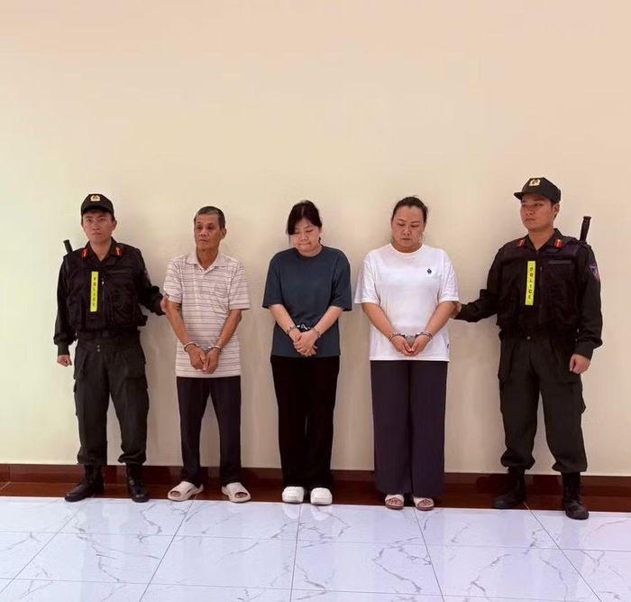 Các đối tượng Đặng Ngọc Minh (thứ 2 từ trái qua, Lý Ngọc Thu (giữa) và Lý Ngọc Tuyết (thứ 2 từ phải qua) tại Cơ quan Công an Thành phố Hồ Chí Minh. (Ảnh: CA Thành phố Hồ Chí Minh cung cấp)