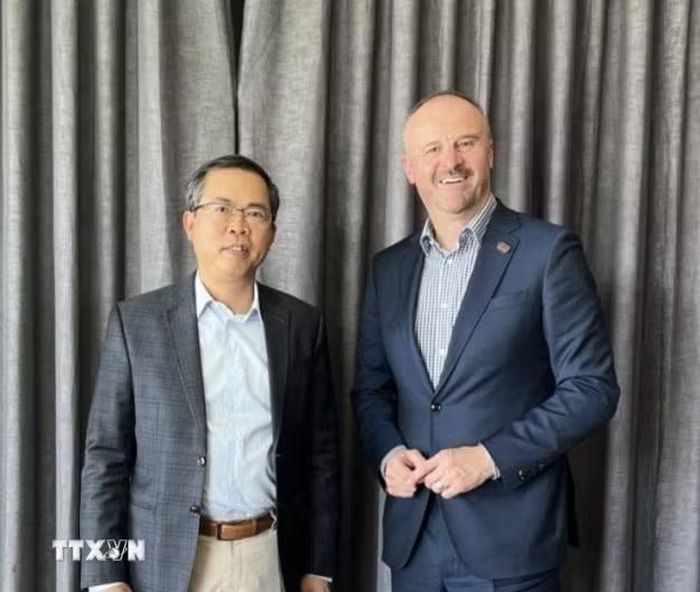Đại sứ Việt Nam tại Australia Phạm Hùng Tâm (trái) và Thủ hiến Vùng Lãnh thổ Thủ đô Canberra (ACT) Andrew Barr. (Ảnh: TTXVN phát)