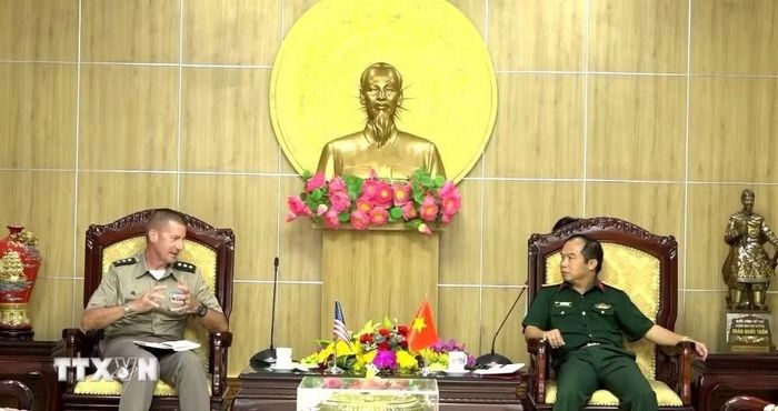 Đoàn Lục quân Hoa Kỳ Thái Bình Dương do Trung tướng Joel Vowell, Phó Tư lệnh Lục quân Hoa Kỳ Thái Bình Dương làm trưởng đoàn đến thăm, chào xã giao Bộ Chỉ huy Quân sự tỉnh Quảng Trị. (Ảnh: Võ Dung/TTXVN)