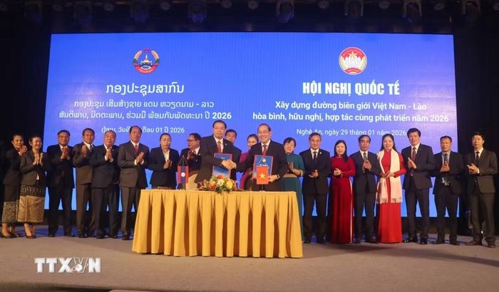 Lãnh đạo Việt Nam-Lào ký kết thống nhất thông cáo chung Kết quả Hội nghị quốc tế về xây dựng đường biên giới Việt Nam-Lào. (Ảnh: Trịnh Duy Hưng/TTXVN)