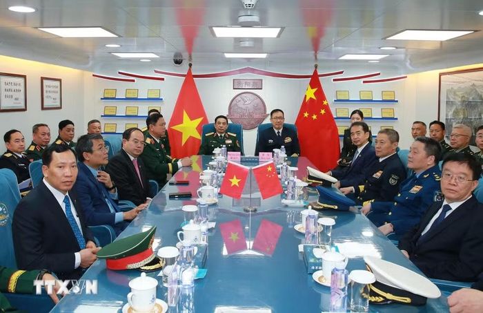 Giao lưu hữu nghị quốc phòng biên giới Việt Nam-Trung Quốc lần thứ 10: Đại tướng Phan Văn Giang và Thượng tướng Đổng Quân cùng đoàn đại biểu hai nước nghe chỉ huy hai Biên đội báo cáo về công tác chuẩn bị tổ chức tuần tra liên hợp. (Ảnh: Trọng Đức/TTXVN)