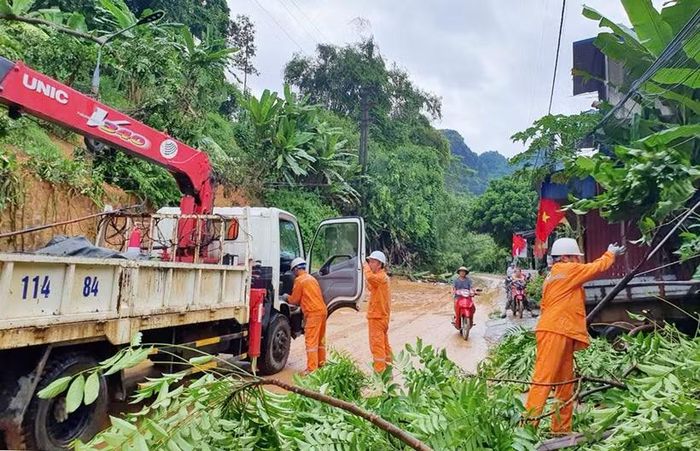 Cán bộ EVN sửa chữa lưới điện sau bão tại tỉnh Thái Nguyên hồi năm 2024. (Ảnh: EVN)