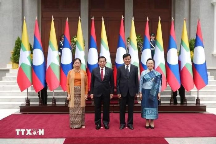 Chủ tịch nước Lào Thongloun Sisoulith và Phu nhân cùng Tổng thống Myanmar Min Aung Hlaing và Phu nhân tại lễ đón. (Ảnh: Xuân Tú/TTXVN)