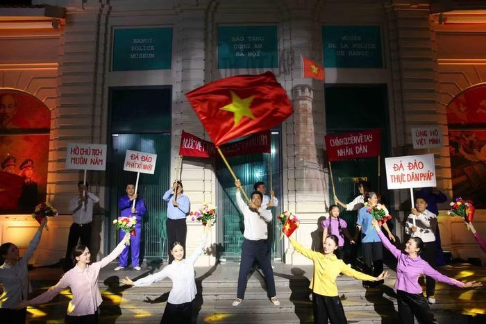 Chương trình "Mật lệnh đêm" tái hiện bối cảnh đất nước trong những năm đầu sau Cách mạng Tháng Tám 1945. (Ảnh: Trung Kiên/TTXVN)