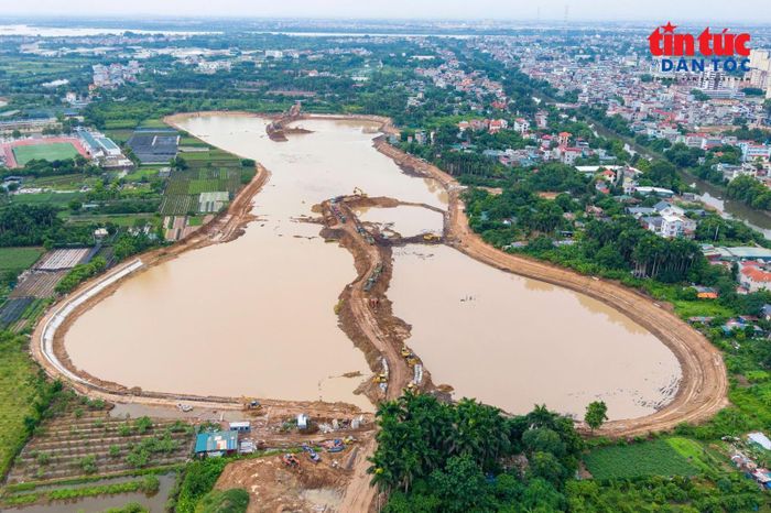 Hồ điều hòa Thụy Phương 2 (phường Đông Ngạc) có diện tích khoảng 14,5 ha, với tổng mức đầu tư 717 tỷ đồng đang được nhà thầu gấp rút hoàn thành.