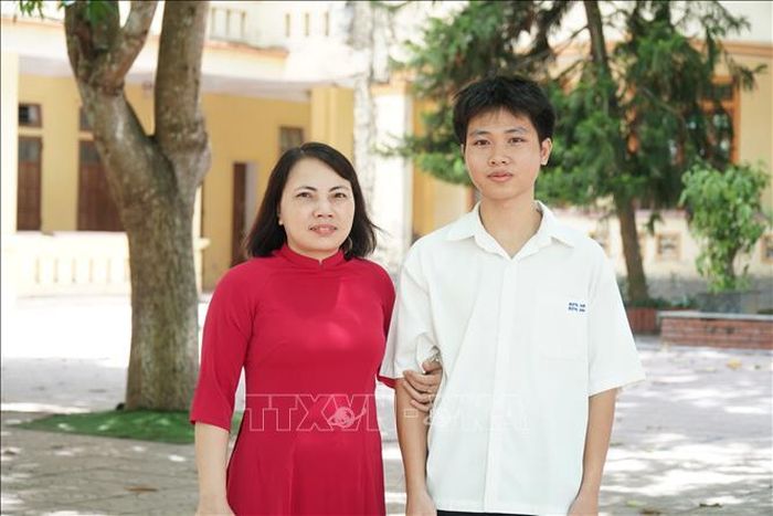 Em Bạch Sỹ Duy, Trường THPT Nguyễn Sỹ Sách, xã Xuân Lâm cùng cô giáo chủ nhiệm.