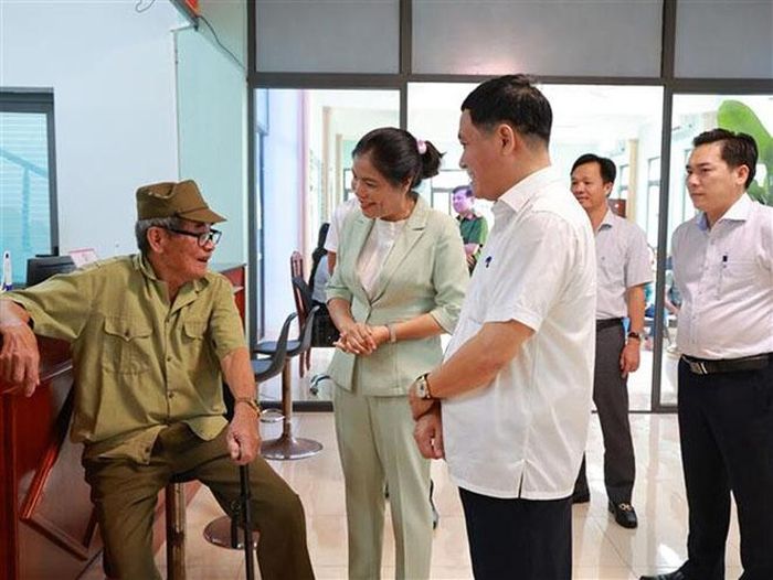 Lãnh đạo xã Phú Riềng (Đồng Nai) lắng nghe ý kiến người dân đến Trung tâm phục vụ Hành chính công giải quyết thủ tục hành chính. Ảnh: K GƯỈH/TTXVN