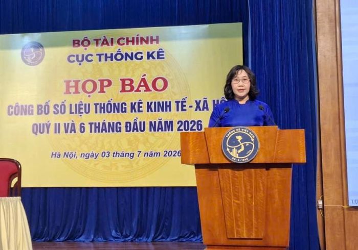 Cục trưởng Cục Thống kê Nguyễn Thị Hương trao đổi tại họp báo.