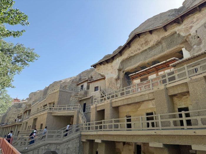 Hang Mạc Cao hiện còn lưu giữ 735 hang động, khoảng 45.000 m² tranh tường, hơn 2.400 tượng màu cùng hàng nghìn hình tượng “phi thiên” đặc trưng của nghệ thuật Đôn Hoàng. Ảnh: Công Tuyên - P/v TTXVN tại Bắc Kinh