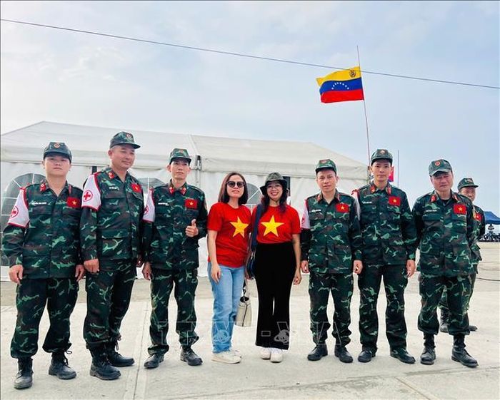 Đại diện cán bộ Đại sứ quán Việt Nam tại Venezuela và thành viên Đoàn cứu hộ cứu nạn Việt Nam. Ảnh: TTXVN phát