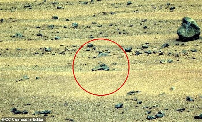 Bức ảnh do tàu thăm dò Opportunity của NASA chụp vào năm 2014 một tảng đá có hình dạng kỳ lạ nằm trên bề mặt sao Hỏa. Một số người cho rằng đó là khẩu súng của người ngoài hành tinh. Ảnh: CC Composite Editor
