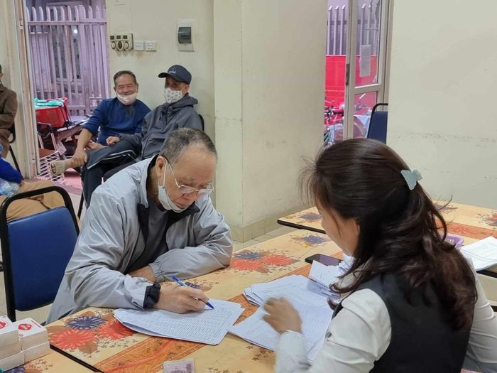 Chi trả lương hưu cho người hưởng.