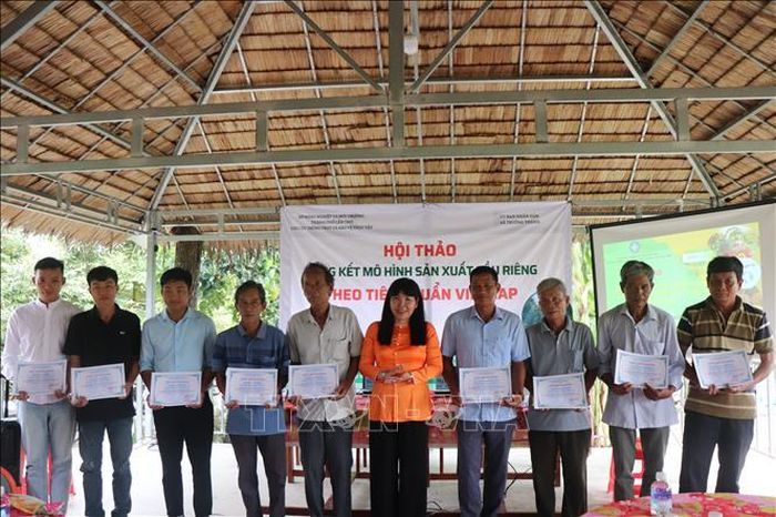 Bà Nguyễn Thị Giang, Phó Giám đốc Sở Nông nghiệp và Môi trường TP.Cần Thơ, trao giấy chứng nhận cho các nông dân đã hoàn thành khóa đào tạo quản lý sức khỏe cây trồng tổng hợp (IPHM).