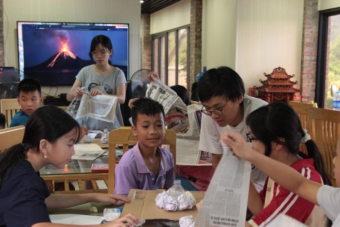 Lớp học TWIYO thực hành làm mô hình núi lửa phun trào từ các vật liệu tái chế như giấy báo cũ, vỏ chai nhựa.