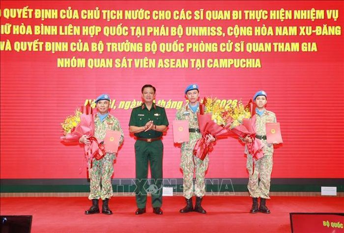 Thượng tướng Nguyễn Trường Thắng, Thứ trưởng Bộ Quốc phòng trao Quyết định của Chủ tịch nước cho các sĩ quan đi thực hiện nhiệm vụ gìn giữ hòa bình Liên hợp quốc tại Phái bộ UNMISS, Cộng hòa Nam Sudan. Ảnh: Trọng Đức/TTXVN