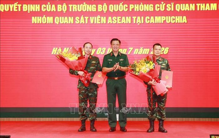 Thượng tướng Nguyễn Trường Thắng, Thứ trưởng Bộ Quốc phòng trao Quyết định của Bộ trưởng Bộ Quốc phòng cử sĩ quan tham gia Nhóm quan sát viên ASEAN tại Campuchia. Ảnh: Trọng Đức/TTXVN