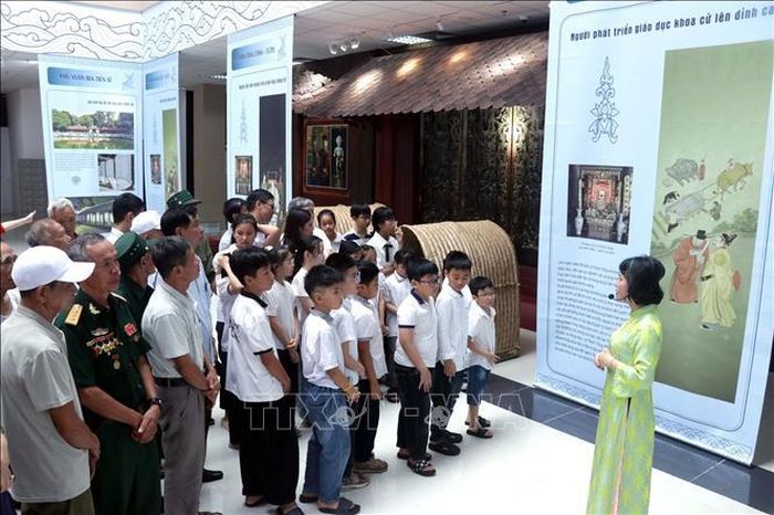 Trưng bày chuyên đề "Quốc Tử Giám Thăng Long với truyền thống hiếu học tỉnh Hưng Yên" thu hút đông đảo học sinh, thế hệ trẻ địa phương đến tham quan.