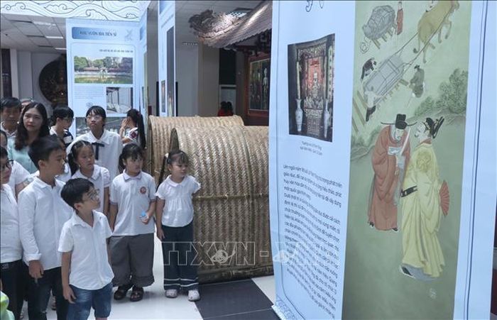 Trưng bày chuyên đề "Quốc Tử Giám Thăng Long với truyền thống hiếu học tỉnh Hưng Yên" thu hút đông đảo học sinh, thế hệ trẻ địa phương đến tham quan.