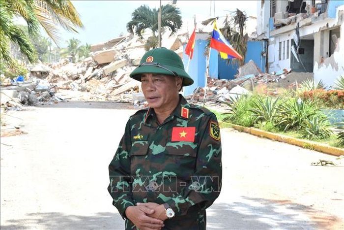 Thiếu tướng Phạm Văn Tỵ trả lời phỏng vấn báo chí quân đội ngay tại hiện trường. Ảnh: TTXVN phát
