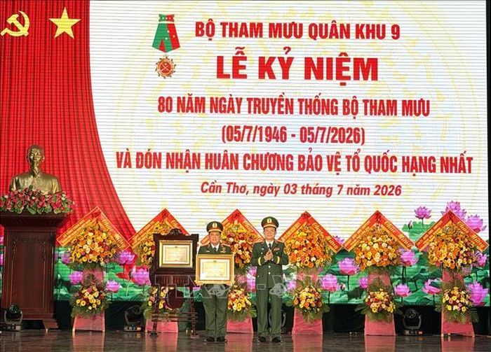 Thừa ủy quyền của Chủ tịch nước, Trung tướng Hồ Văn Thái, Bí thư Đảng ủy, Chính ủy Quân khu 9, trao Huân chương Bảo vệ Tổ quốc hạng Ba cho Thiếu tướng Chiêm Thống Nhất, Phó Tư lệnh, Tham mưu trưởng Quân khu 9.