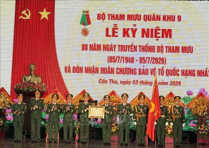 Thừa ủy quyền của Chủ tịch nước, Trung tướng Hồ Văn Thái, Bí thư Đảng ủy, Chính ủy Quân khu 9 trao Huân chương Bảo vệ Tổ quốc hạng Nhất tặng Bộ Tham mưu Quân khu 9.