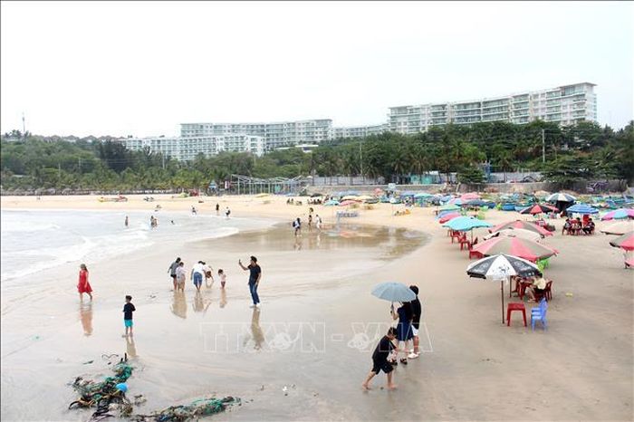 Du lịch biển luôn được du khách lựa chọn hàng đầu trong mùa hè này.
