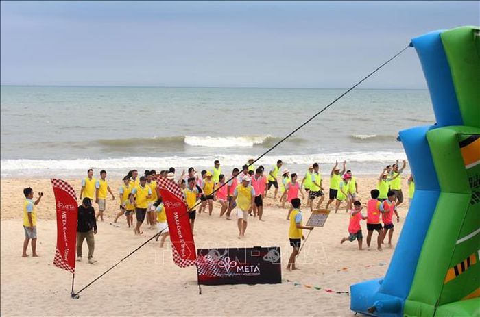 Các hoạt động trải nghiệm, team building bãi biển là điểm cộng hút khách đến với vùng biển Lâm Đồng trong mùa hè này.
