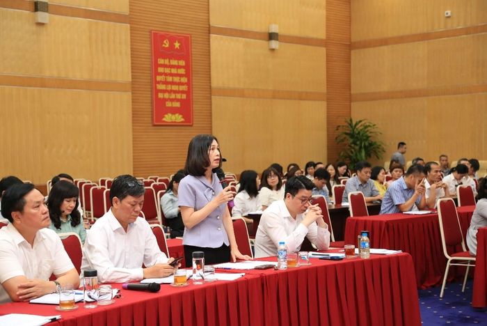 Phó Giám đốc KBNN Trần Thị Huệ điều hành phiên thảo luận tại Hội nghị ngày 3/7.