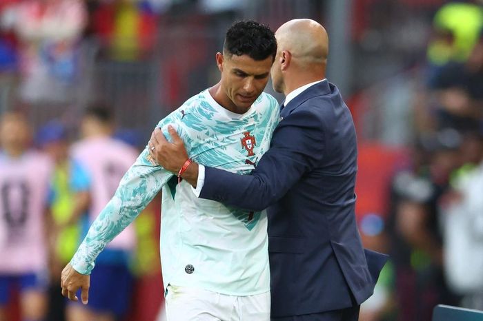 Ronaldo rời sân ở phút thứ 81 nhưng không giấu được vẻ thất vọng. Ảnh: AFP/TTXVN
