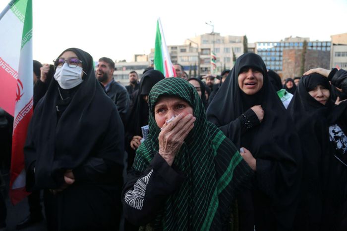 Người dân Iran bày tỏ niềm thương tiếc lãnh tụ tối cao Ali Khamenei tại Tehran, ngày 1/3/2026. Ảnh tư liệu: THX/TTXVN phát